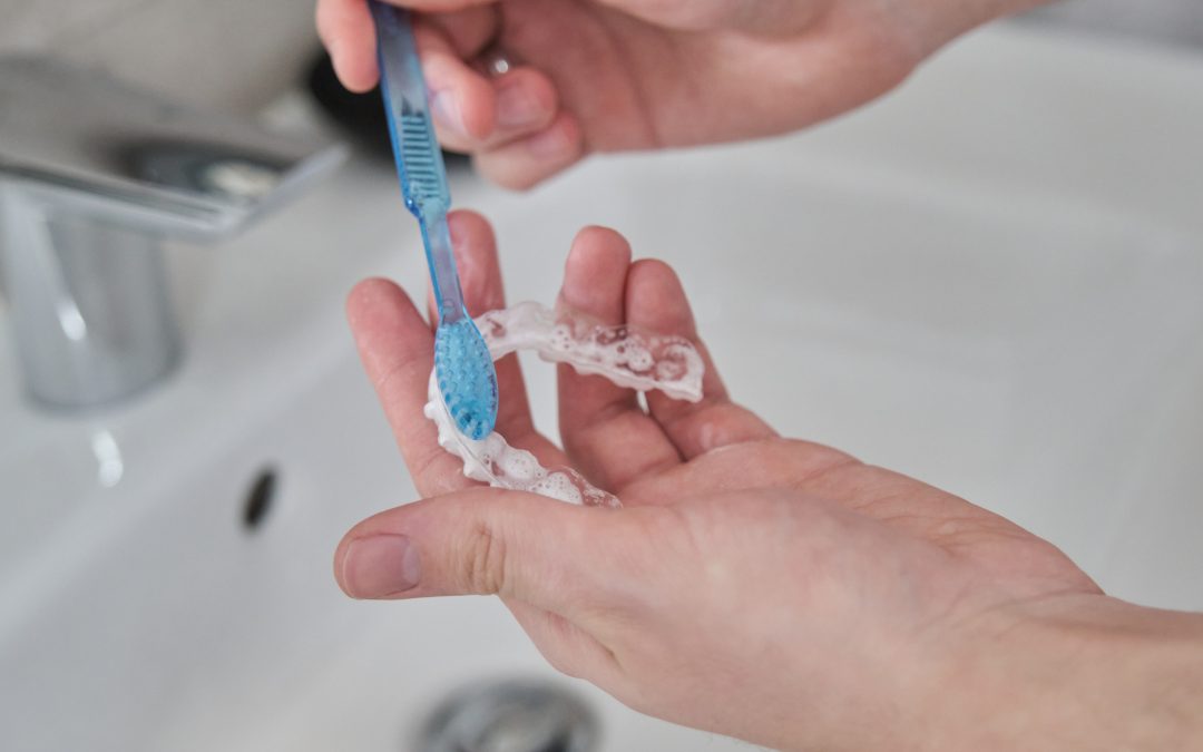 Cómo limpiar correctamente tus alineadores de ortodoncia invisible